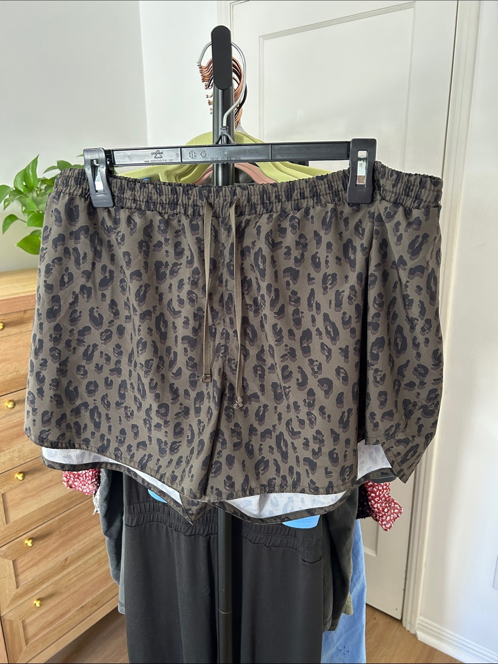 Old Navy Active Athletic Shorts. Size XL. 4” inseam. Like new. Has liner